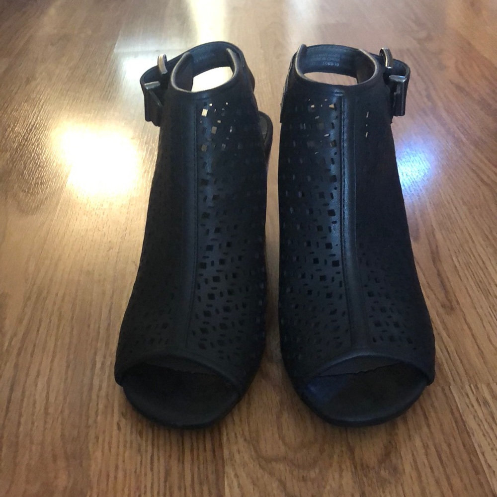 Peep-toe Sandals
